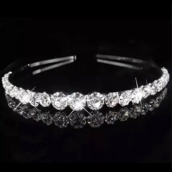 FROM NEW YORK-PARIS IT’S ON EVERYONE’S HEAD - Picture 3 of 3